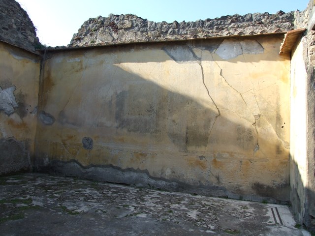 VII.4.31 Pompeii.  March 2009.  Room 18. Exedra. The figure is shown lifting one of his cupids from its cage for sale.


