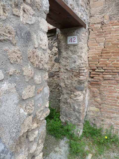 VII.4.42 Pompeii. December 2005. Entrance.