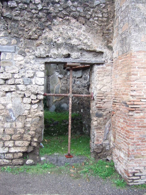 VII.4.42 Pompeii. December 2005. Stone bed.
