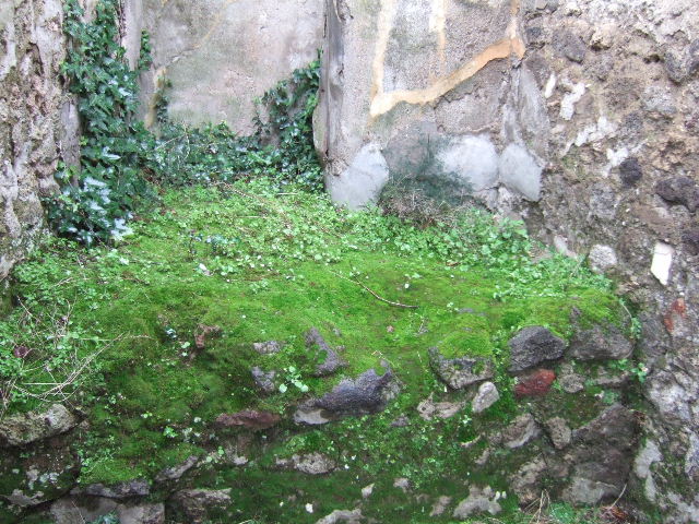 VII.4.42 Pompeii. May 2010. Sill or threshold. Looking east.