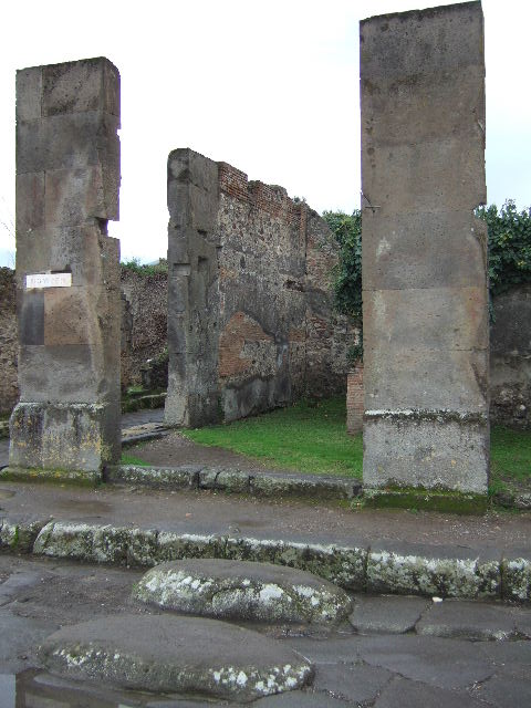 VII.4.46 Pompeii. December 2004. West wall with arched doorway to VII.4.47