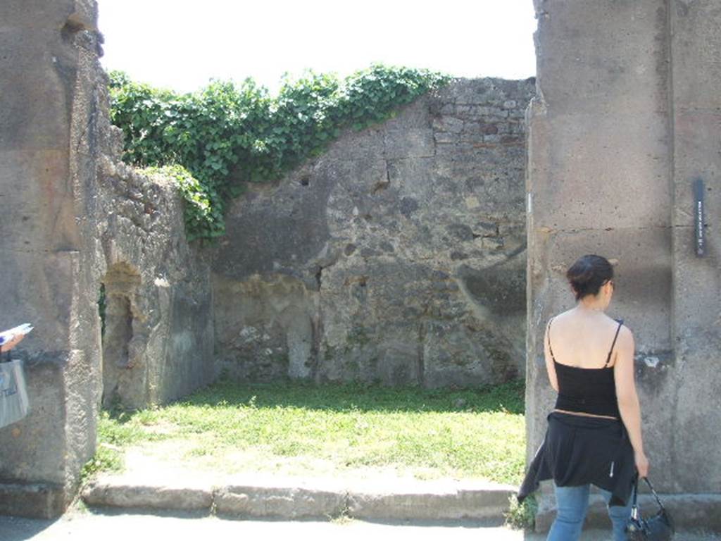 VII.4.47 Pompeii. May 2005. Looking south across entrance doorway.
