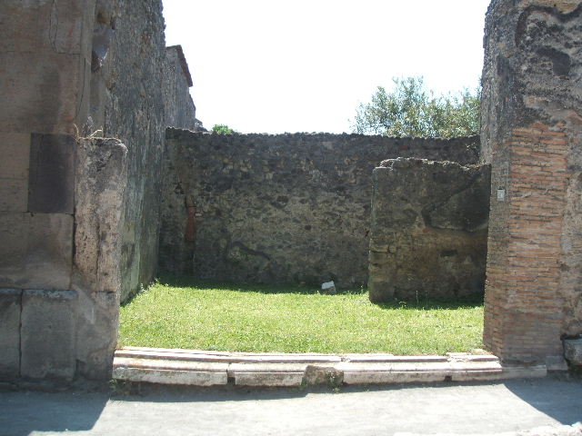 VII.4.50 Pompeii. May 2005. Looking south from entrance, across shop. Photo courtesy of Michael Binns.

