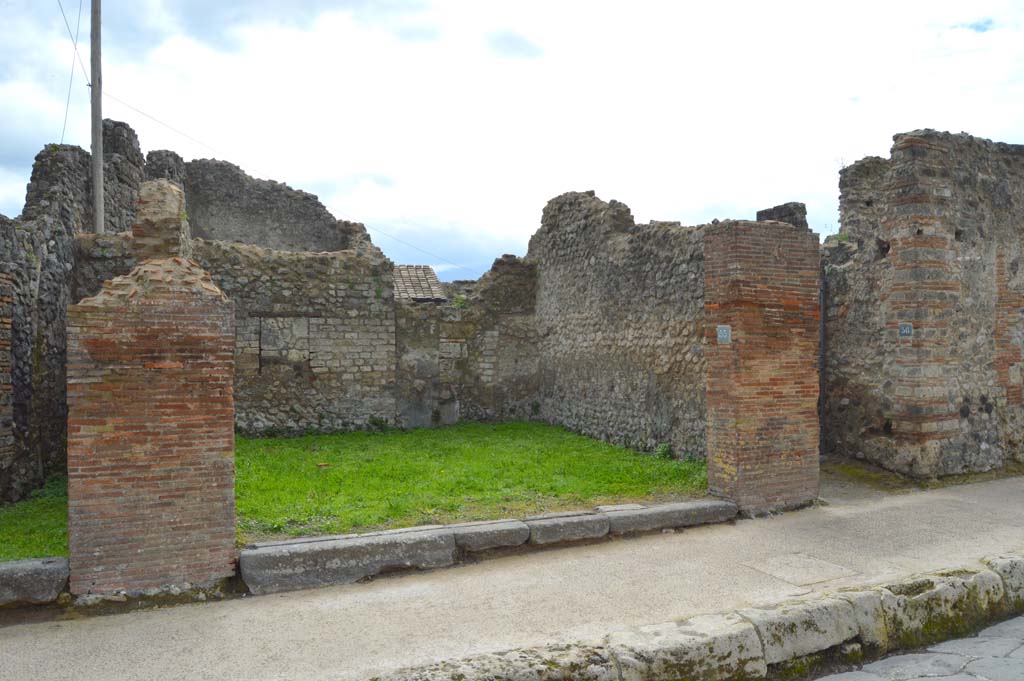 VII.4.55 Pompeii. March 2018. Looking south to entrance doorway on Via della Fortuna. 
Foto Taylor Lauritsen, ERC Grant 681269 DCOR.

