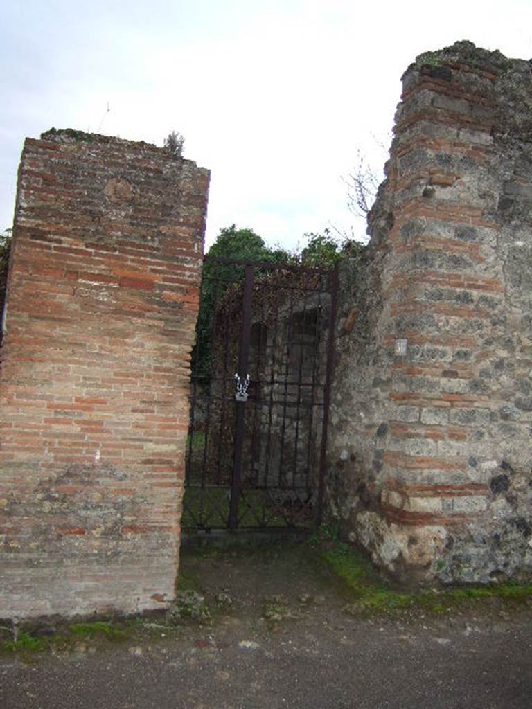VII.4.56 Pompeii.  December 2005. Entrance, with Vestibule.