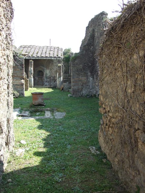 VII.4.56 Pompeii.  March 2009.  Doorway to Room 2.  Porter�s room on west side of fauces.