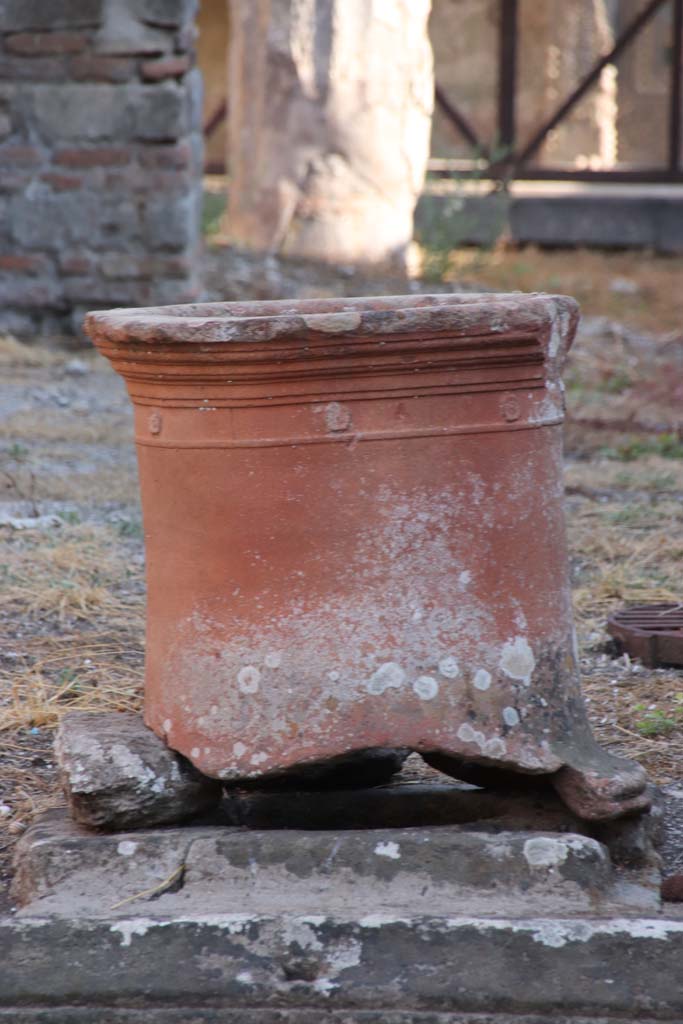 VII.4.56 Pompeii. September 2021. 
Room 1, atrium. Terracotta puteal over cistern. Photo courtesy of Klaus Heese.

