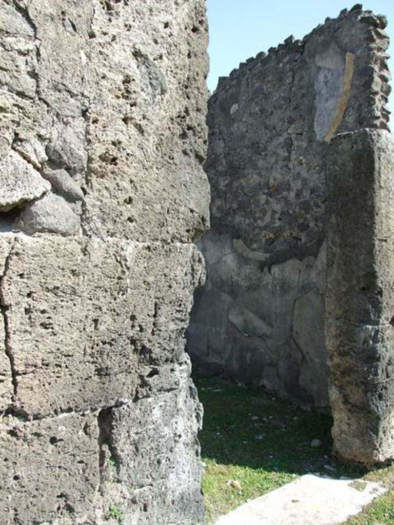 VII.4.57. Pompeii.  March 2009. Doorway to Room 4. Cubiculum.