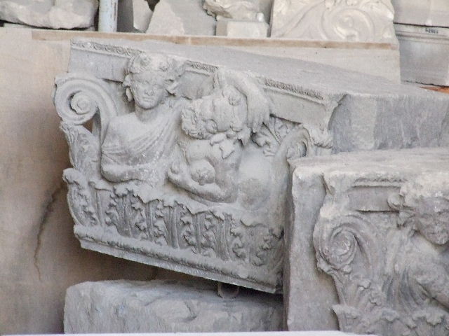 VII.4.57 House of the Figured Capitals. Figures of a man and woman on a capital. This faced in to the vestibule on the top of left hand side of entrance.