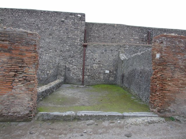 VII.5.4 Pompeii. May 2005. Entrance, looking south. A description, and photograph (figure 16 on page 138) can be found on page 137-8 of
Associazione Internazionale Amici di Pompei: Quaderni di Studi Pompeiani, 1/2007.
Barattolo, A and Romaldi, F: Insula VII.5 – Una rilettura ragionata dei documenti grafici. (p.127-146)
