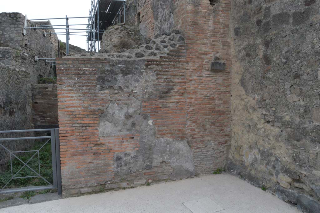 Via delle Terme, south side, Pompeii. March 2019. Looking from VII.5.7, on left, towards corner of wall with VII.5.8, on right.
Foto Taylor Lauritsen, ERC Grant 681269 DÉCOR.
