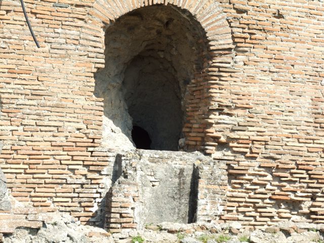VII.5.8 Pompeii. March 2009. Side wall, with remains of water tower with lead basin in niche.