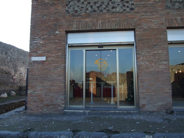 VII.5.18 Pompeii. May 2010. Counter. Photo courtesy of Rick Bauer.