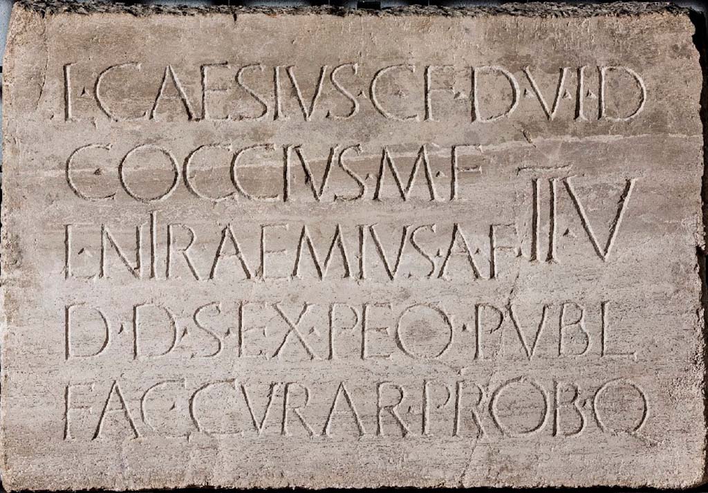 VII.5.24 Pompeii. Second of two identical inscribed travertine plaques found in different parts of the building.
Now in Naples Archaeological Museum. Inventory number 3837.
