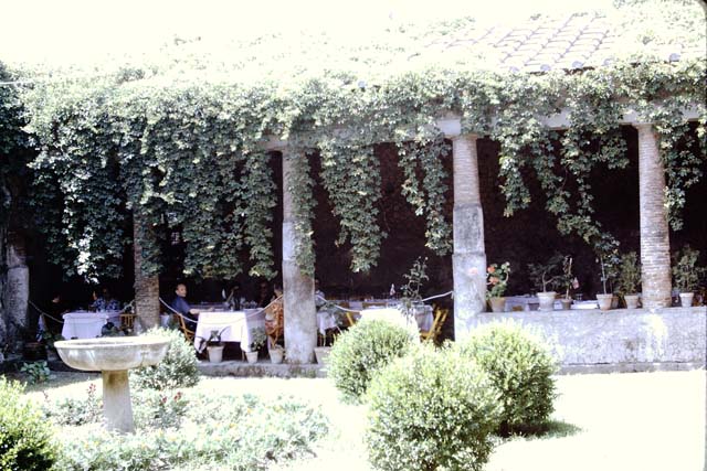 VII.5.24 Pompeii. 1968.  Restaurant in portico of Forum Baths. Photo by Stanley A. Jashemski.
Source: The Wilhelmina and Stanley A. Jashemski archive in the University of Maryland Library, Special Collections (See collection page) and made available under the Creative Commons Attribution-Non Commercial License v.4. See Licence and use details.
J68f0580
