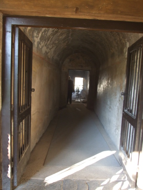 VII.5.24 Pompeii. August 2021. 
Entrance corridor (13), doorway threshold, looking north across flooring in apodyterium or changing room (14).
Foto Annette Haug, ERC Grant 681269 DÉCOR.
