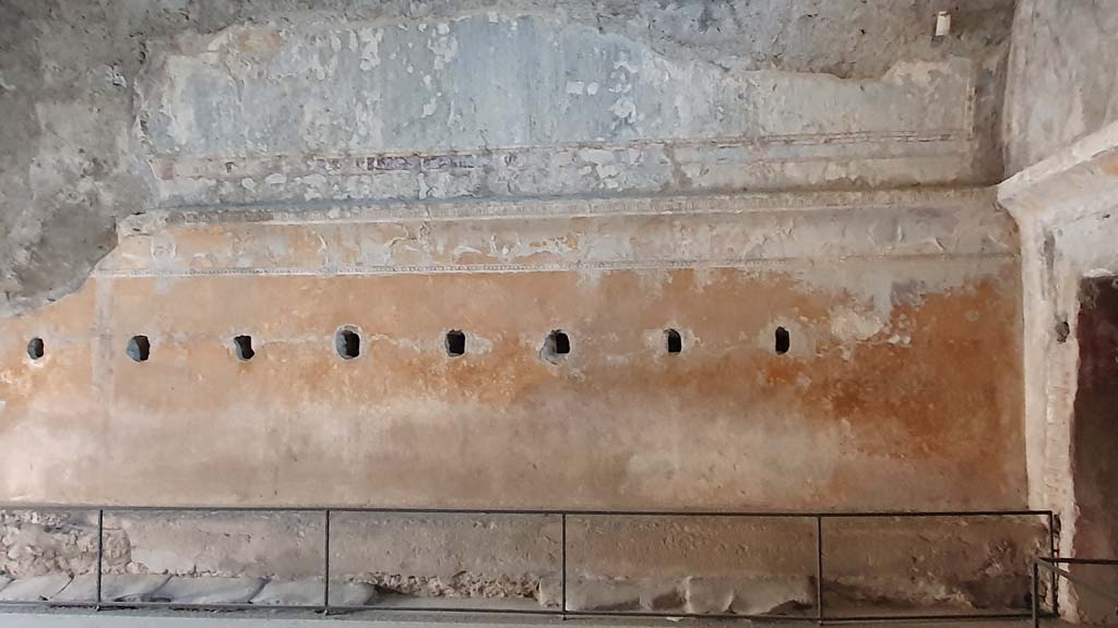 VII.5.24 Pompeii. May 2015. Detail of east wall of changing room (14). Photo courtesy of Buzz Ferebee.
