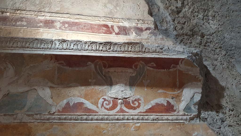 VII.5.24 Pompeii. August 2021. Apodyterium (14), detail of decorative stucco from west wall.
Foto Annette Haug, ERC Grant 681269 DÉCOR.

