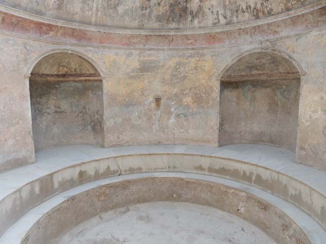 VII.5.24 Pompeii. August 2021. Frigidarium (19) and niches (20).
Foto Annette Haug, ERC Grant 681269 DÉCOR.
