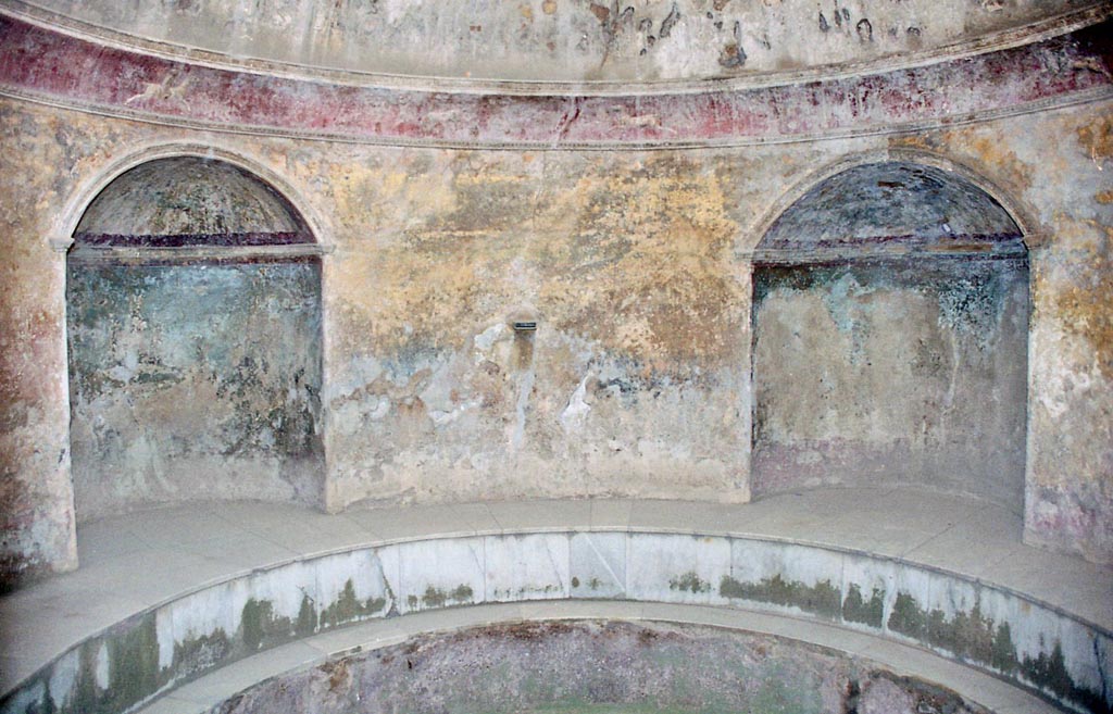 VII.5.24 Pompeii. December 2005. Frigidarium (19) and niches (20).