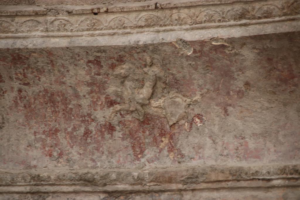VII.5.24 Pompeii. August 2021. Frigidarium, detail of plasterwork with horses and chariot.
Foto Annette Haug, ERC Grant 681269 DÉCOR.

