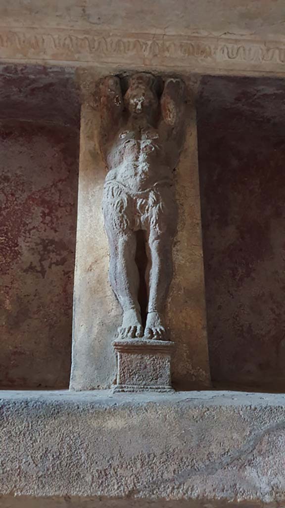VII.5.24 Pompeii. August 2021. 
Tepidarium (37), west wall at north end, telamon separating the niches. 
Foto Annette Haug, ERC Grant 681269 DÉCOR.
