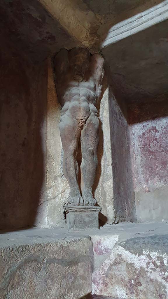 VII.5.24 Pompeii. August 2021. 
Tepidarium (37), north-west corner, telamon separating the niches. 
Foto Annette Haug, ERC Grant 681269 DÉCOR.
