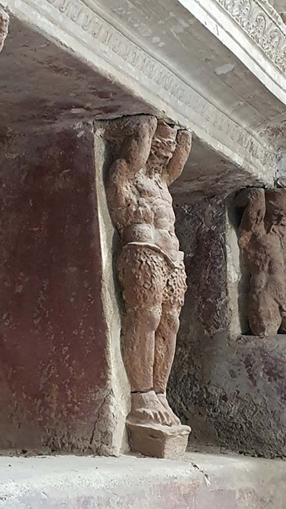 VII.5.24 Pompeii. August 2021.
Tepidarium 37, east wall, telamon separating niches.
Foto Annette Haug, ERC Grant 681269 DÉCOR.
