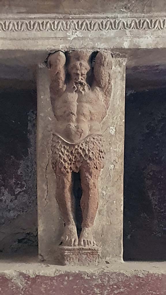 VII.5.24 Pompeii. August 2021.
Tepidarium 37, south-east corner, telamon separating niches.
Foto Annette Haug, ERC Grant 681269 DÉCOR.
