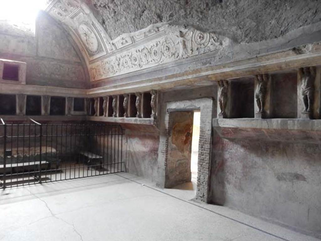 VII.5.24 Pompeii. August 2021.
Tepidarium 37, south wall, telamon separating niches.
Foto Annette Haug, ERC Grant 681269 DÉCOR.
