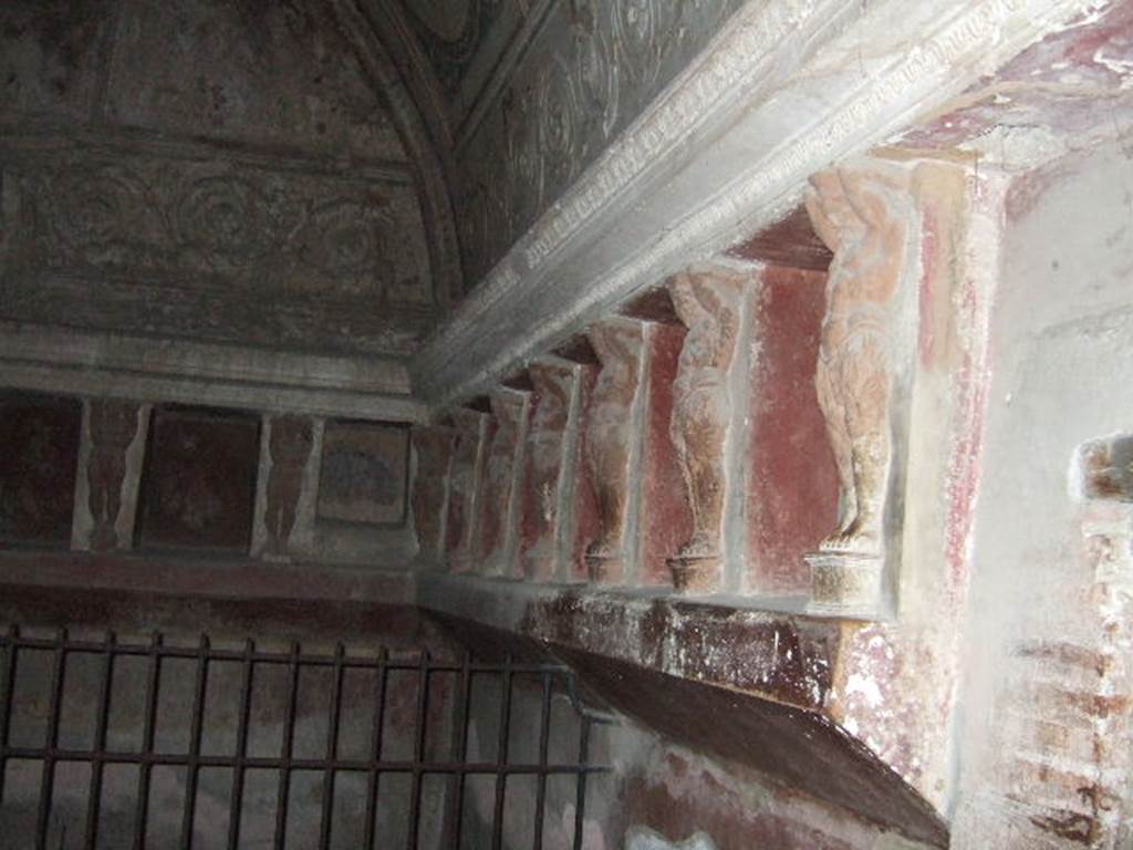 VII.5.24 Pompeii. August 2021.
Tepidarium 37, south wall, telamon separating niches.
Foto Annette Haug, ERC Grant 681269 DÉCOR.
