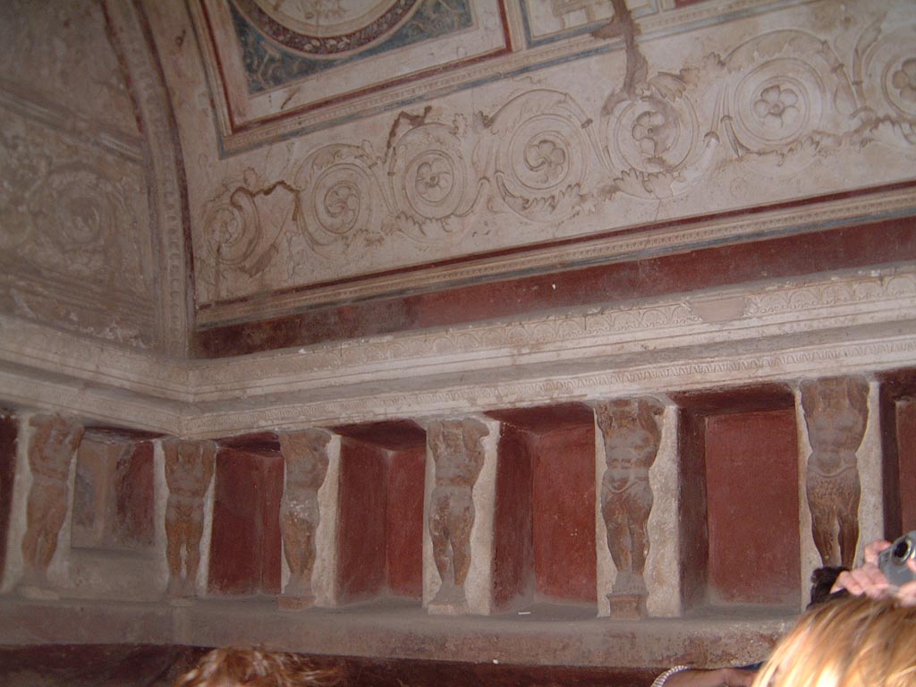 VII.5.24 Pompeii. August 2021.
Tepidarium 37, south wall at west end, telamon separating niches.
Foto Annette Haug, ERC Grant 681269 DÉCOR.
