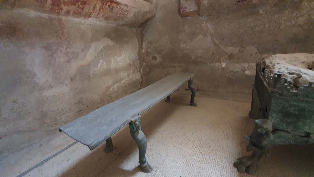 VII.5.24 Pompeii. August 2021. Second bronze bench next to brazier (38) in tepidarium (37).
Foto Annette Haug, ERC Grant 681269 DÉCOR.

