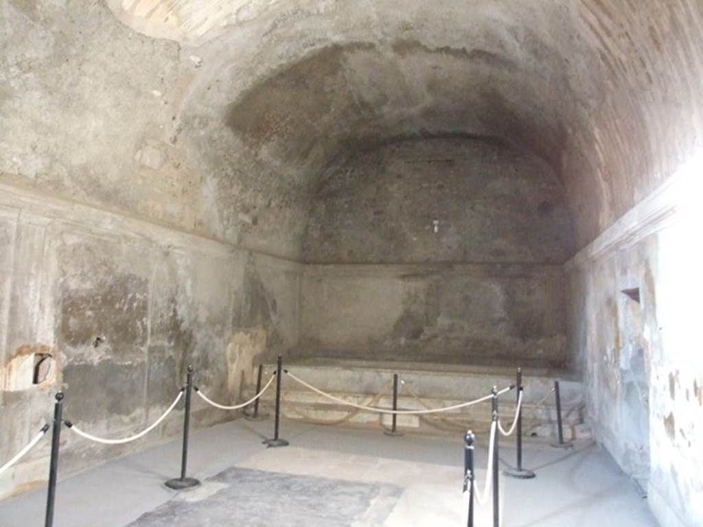 VII.5.24 Pompeii. December 2007. Caldarium (39), looking north towards marble hot bath (42).