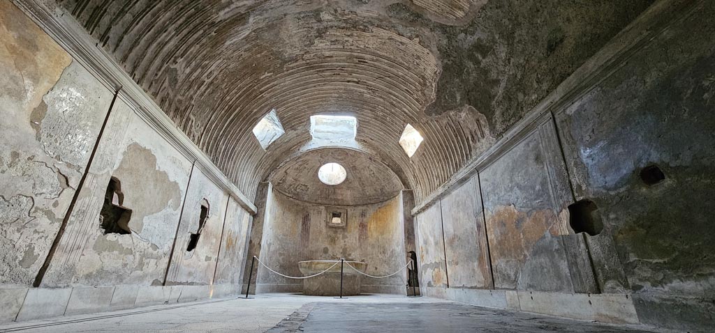 VII.5.24 Pompeii. August 2021. Caldarium (39), looking south.
Foto Annette Haug, ERC Grant 681269 DÉCOR.
