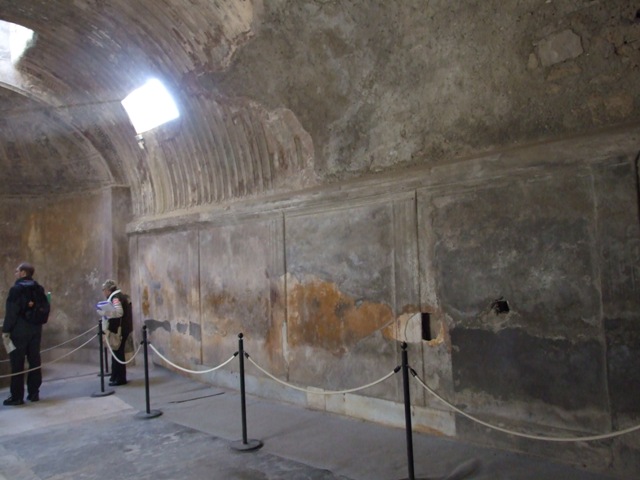 VII.5.24 Pompeii. August 2021. Caldarium (39), looking south along west wall.   
Foto Annette Haug, ERC Grant 681269 DÉCOR.
