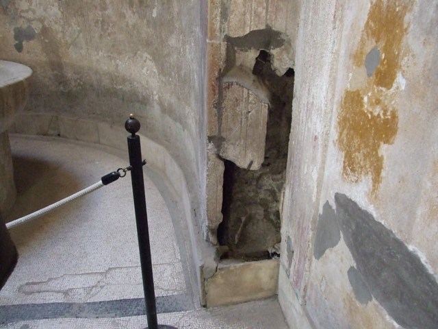 VII.5.24 Pompeii. August 2021. Caldarium (39), heating duct in wall of apse.
Foto Annette Haug, ERC Grant 681269 DÉCOR.
