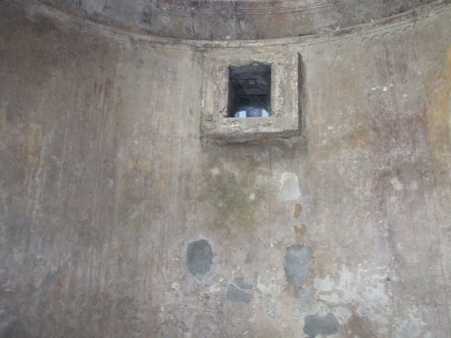 VII.5.24 Pompeii. December 2007. Lamp niche in basin alcove in caldarium (39).   