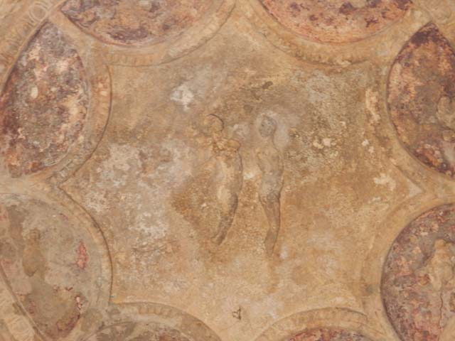 VII.5.24 Pompeii. May 2015. Caldarium (39), detail of stucco in apse.  Photo courtesy of Buzz Ferebee. 
