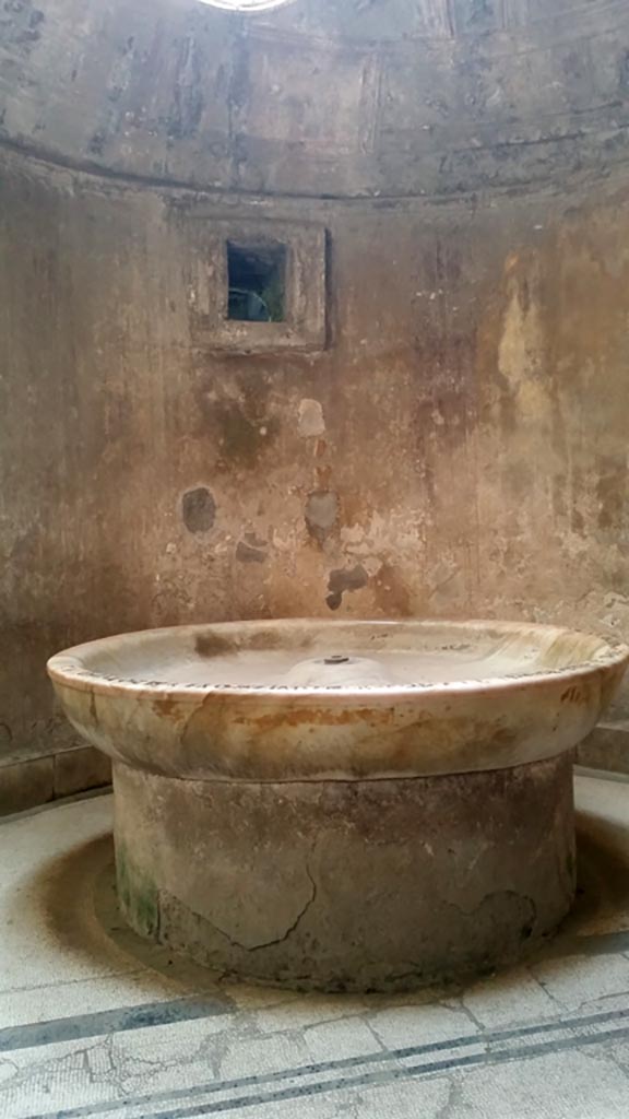 VII.5.24 Pompeii. August 2021. Large marble basin or labrum (41) in apse of caldarium (39).
Foto Annette Haug, ERC Grant 681269 DÉCOR.
