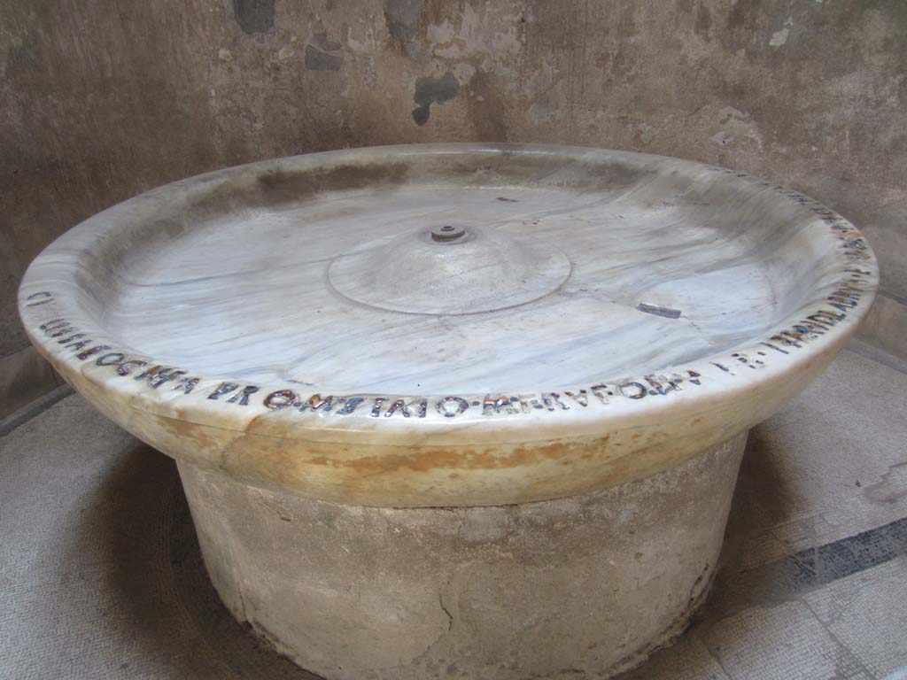 VII.5.24 Pompeii. August 2021. Large marble basin or labrum (41) in apse of caldarium (39).
Foto Annette Haug, ERC Grant 681269 DÉCOR.
