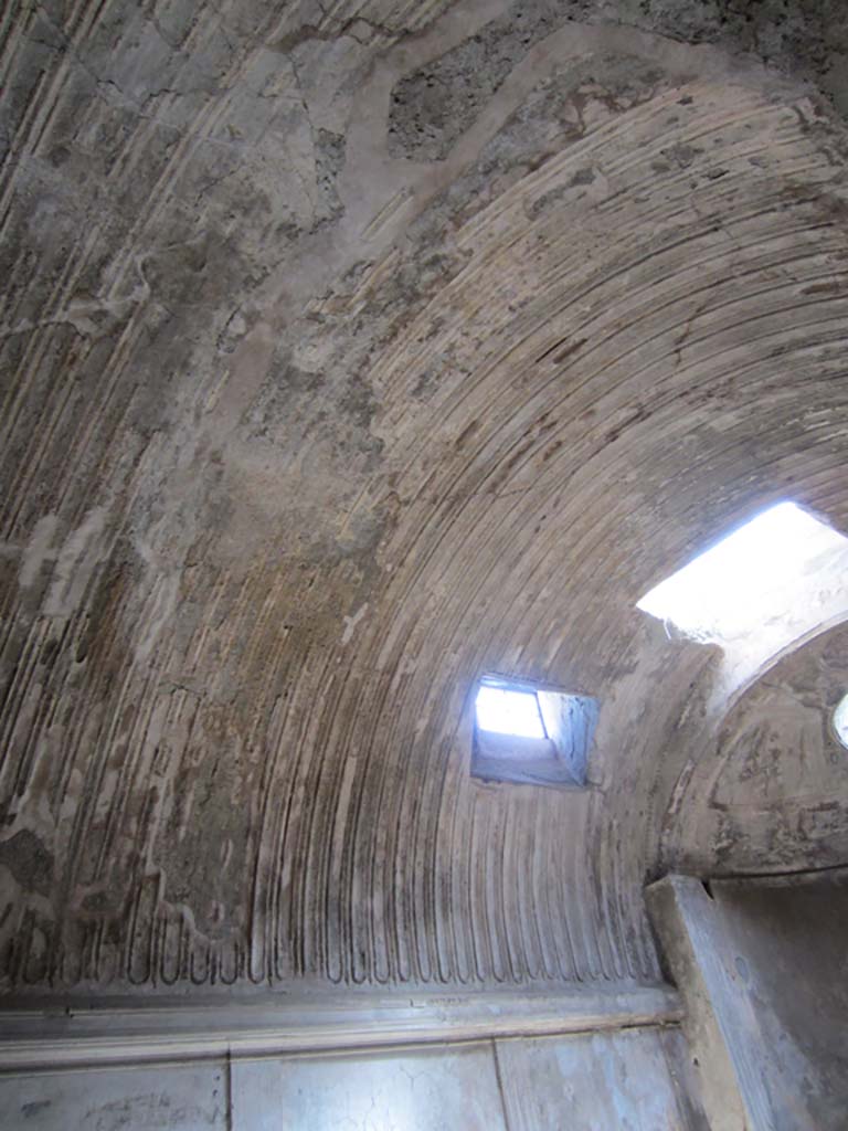 VII.5.24 Pompeii. October 2001. Large marble basin or labrum (41) in apse of caldarium (39).   
Photo courtesy of Peter Woods.
