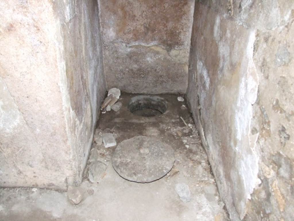 VII.6.3 Pompeii. December 2007. Cistern mouth (s) with tufa lid at the bottom of corridor (i).