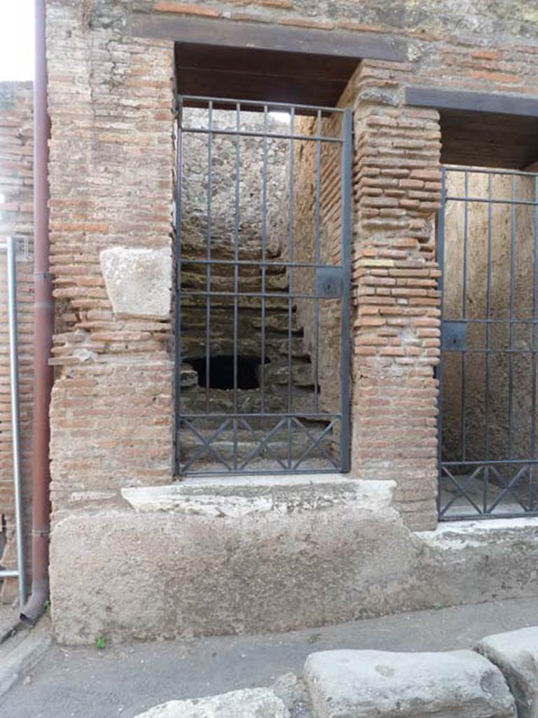 VII.6.18 Pompeii. September 2015. Looking west to entrance doorway.