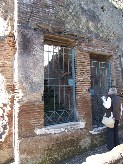 VII.6.18 Pompeii. December 2005.  Looking west towards stairs.