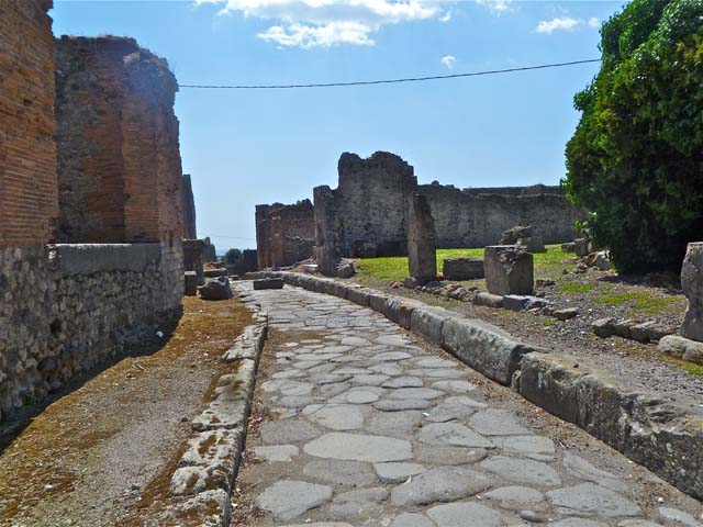 VII.7 Pompeii. Vicolo dei Soprastanti looking west across entrance at VII.6.25 (on right)