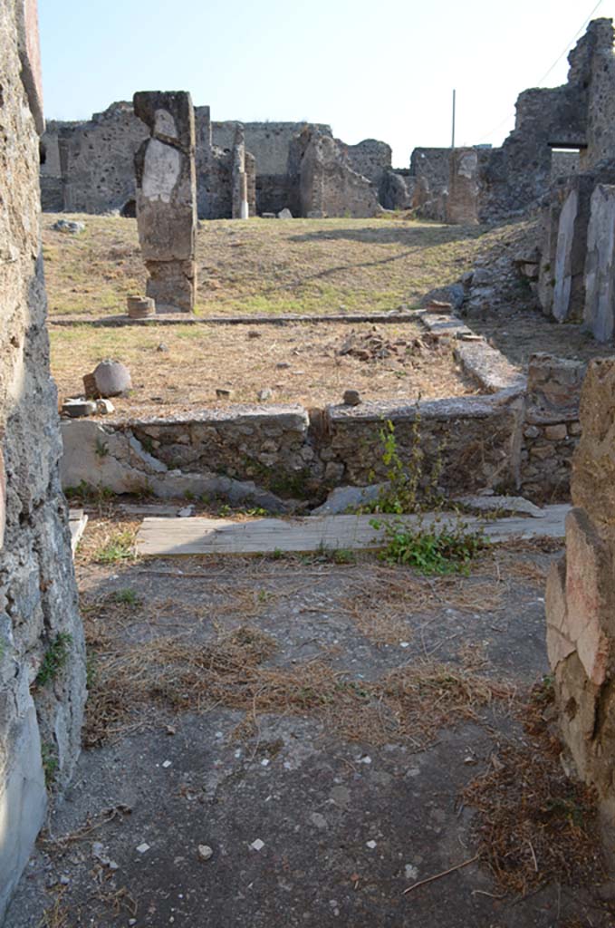VII 6 38 Pompeii. September 2019. 
Looking east across flooring towards portico from fauces or entrance corridor.
Foto Annette Haug, ERC Grant 681269 DCOR.
