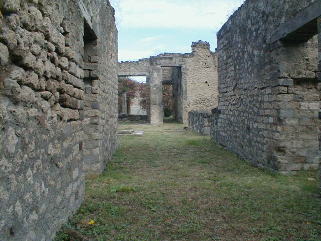 VII.7.2 Pompeii. September 2004. Looking north from entrance doorway towards atrium with impluvium “g”.