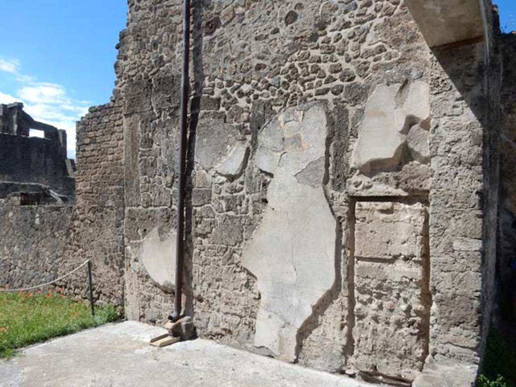 VII.7.2 Pompeii, May 2018. West wall of tablinum “k”. Photo courtesy of Buzz Ferebee.