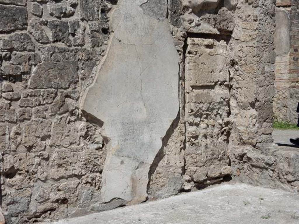 VII.7.2 Pompeii, May 2018. 
Detail from west wall of tablinum “k”, with blocked doorway connecting to house at VII.7.5. Photo courtesy of Buzz Ferebee.

